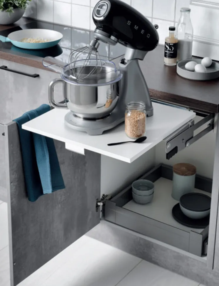 Arbeitsplatte-erweitern-mit Hochschwenkbord aus Unterschrank als Ablage für Küchenmixer