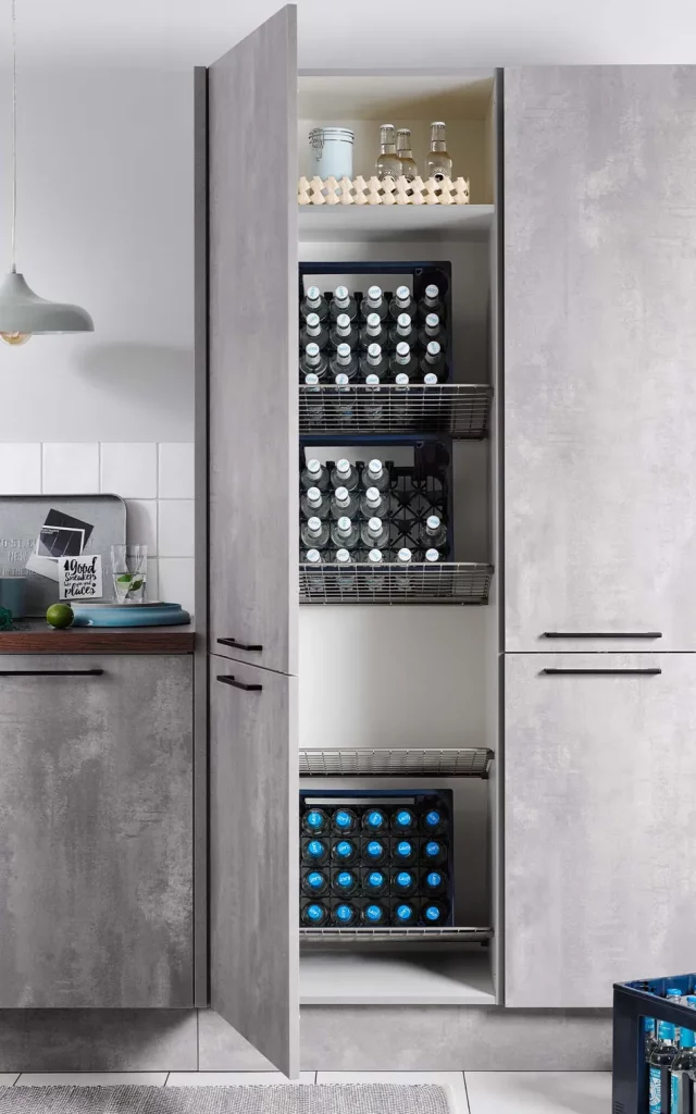 Hochschrank geöffnet mit Schrägen Metallablagen für Flaschen und Flaschenkisten zum ausziehen.